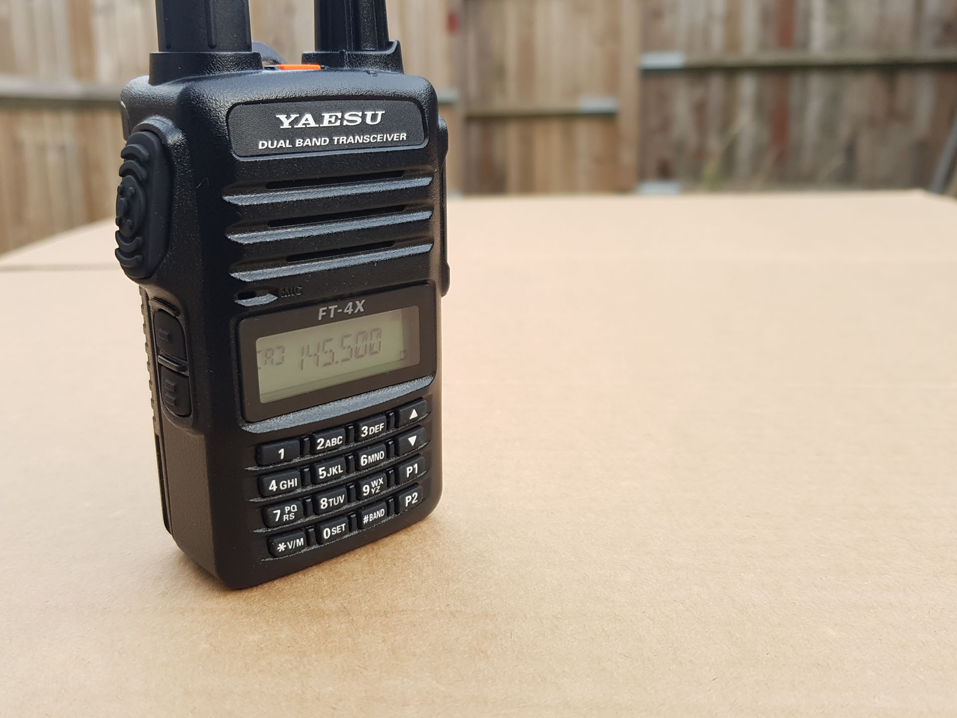 Yaesu FT-4X маленькая, прочная и имеет хорошее качество сборки